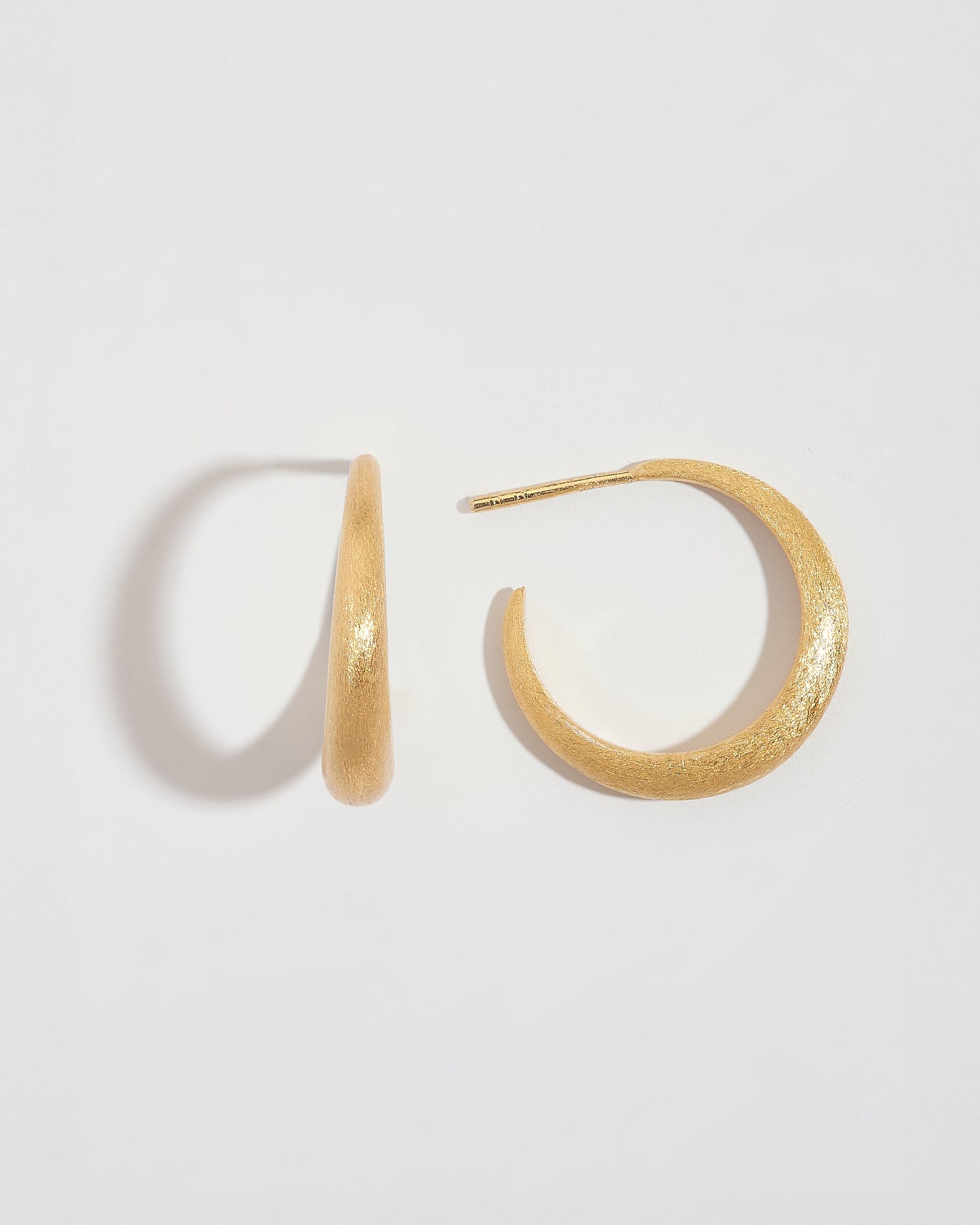 Brushed Medium Tapered Hoop Earrings (20mm)