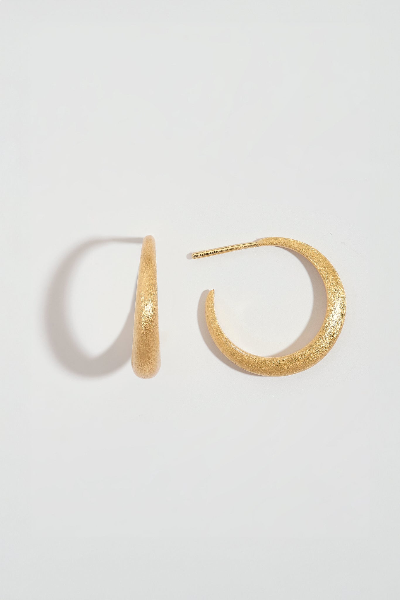Brushed Medium Tapered Hoop Earrings (20mm)