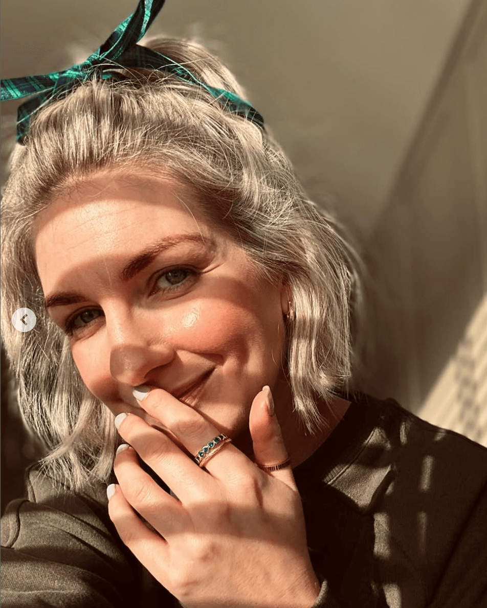 Jennifer from The Fashion Bod wears heart ring and diamond cut chunky hoop earrings