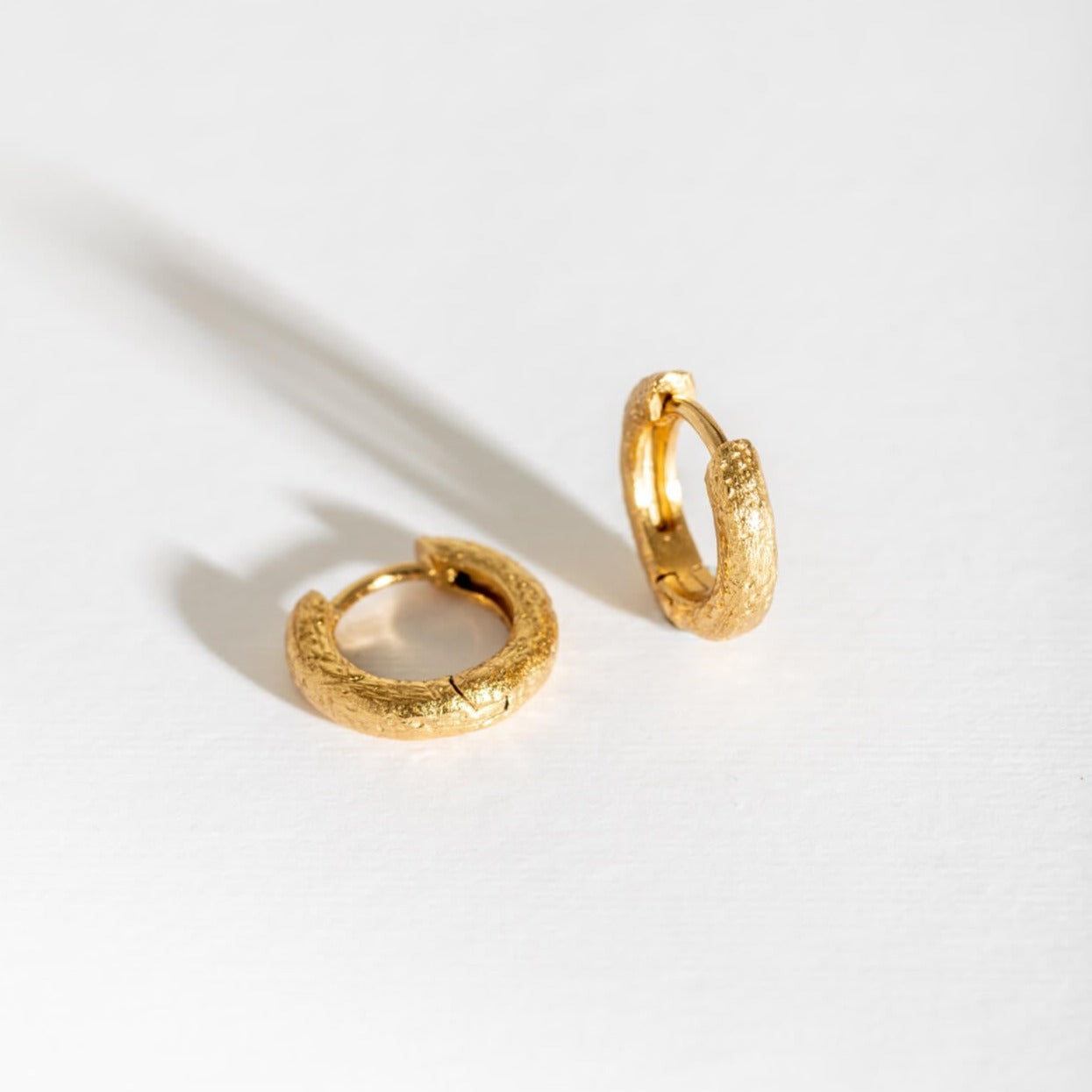 18k-gold-vermeil-antique-textured-huggie-hoop-earrings-claire-hill-designs