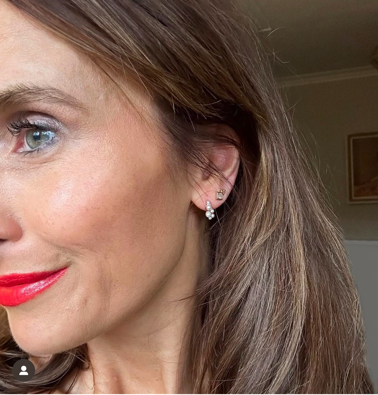 Caroline Style Hacks wears pearl hoop earrings and diamond shape stud earrings