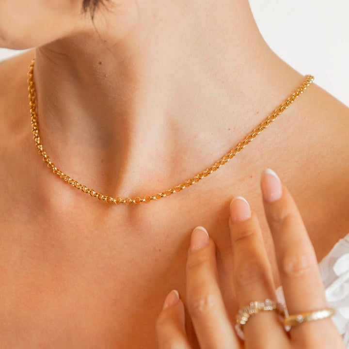 model wears 14k gold vermeil rolo belcher chunky chain necklace