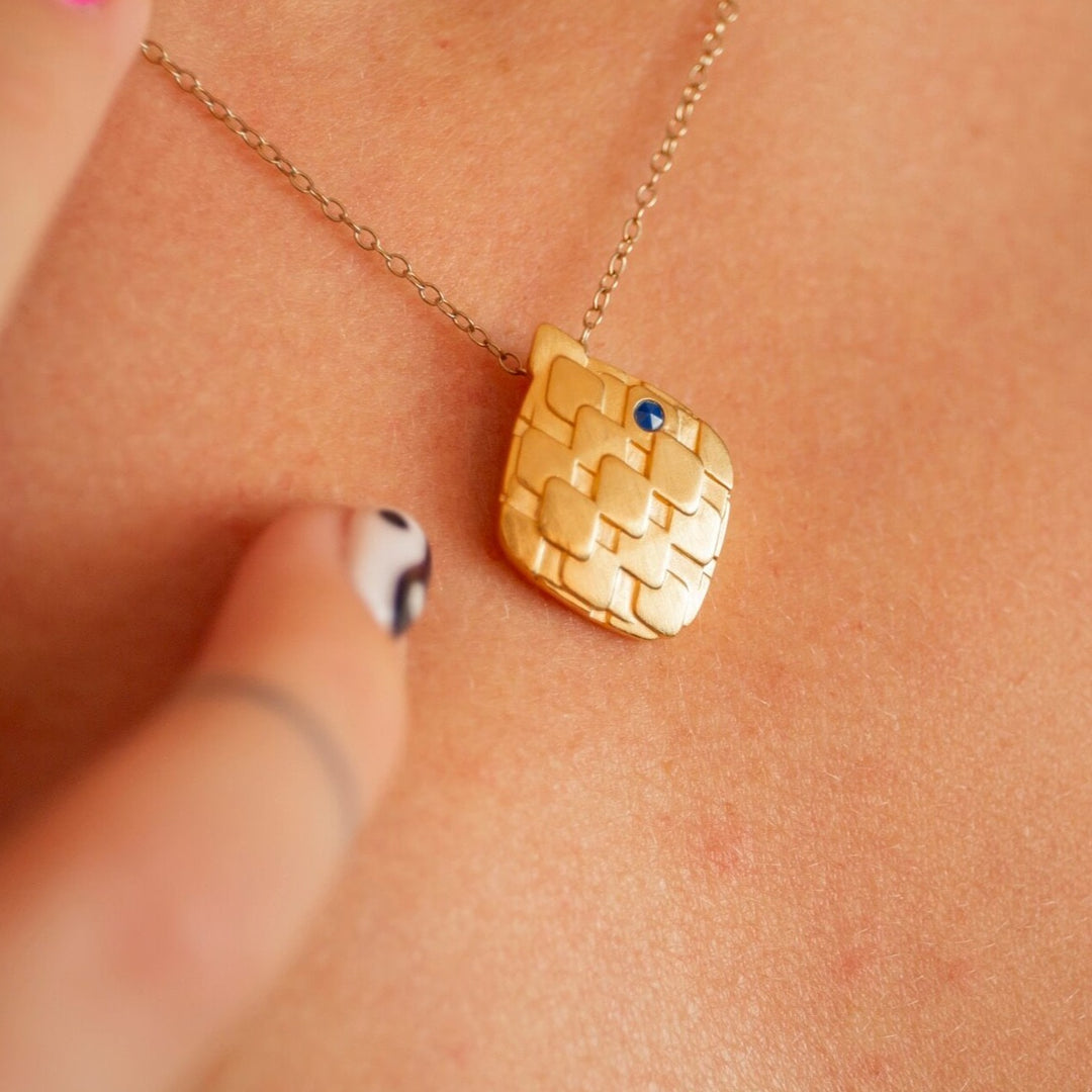  Analyzing image     model-wears-14k-gold-vermeil-lapis-lazuli-art-deco-pendant-necklace-claire-hill-designs