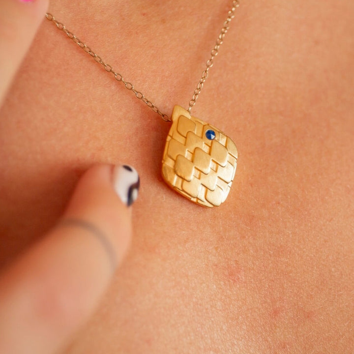  Analyzing image     model-wears-14k-gold-vermeil-lapis-lazuli-art-deco-pendant-necklace-claire-hill-designs
