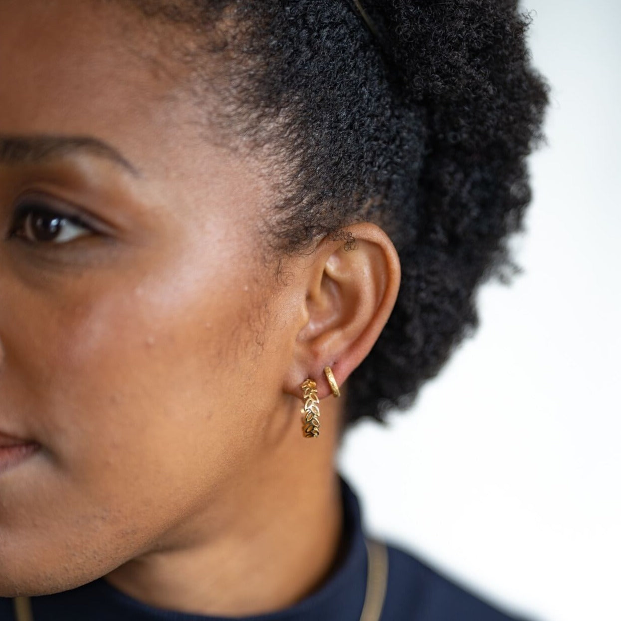 model-wears-18k-gold-vermeil-antique-textured-huggie-hoop-earrings-claire-hill-designs