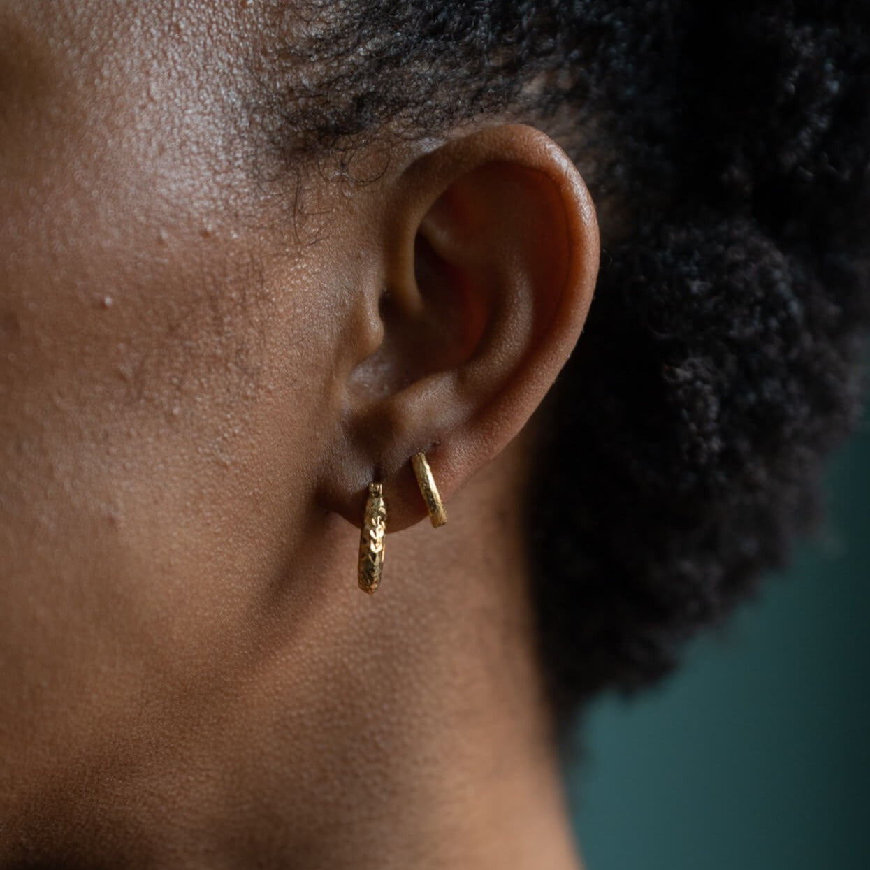  Analyzing image     model-wears-18k-gold-vermeil-diamond-cut-chunky-hoop-earrings-and-18k-gold-vermeil-antique-textured-huggie-hoop-earrings-claire-hill-designs