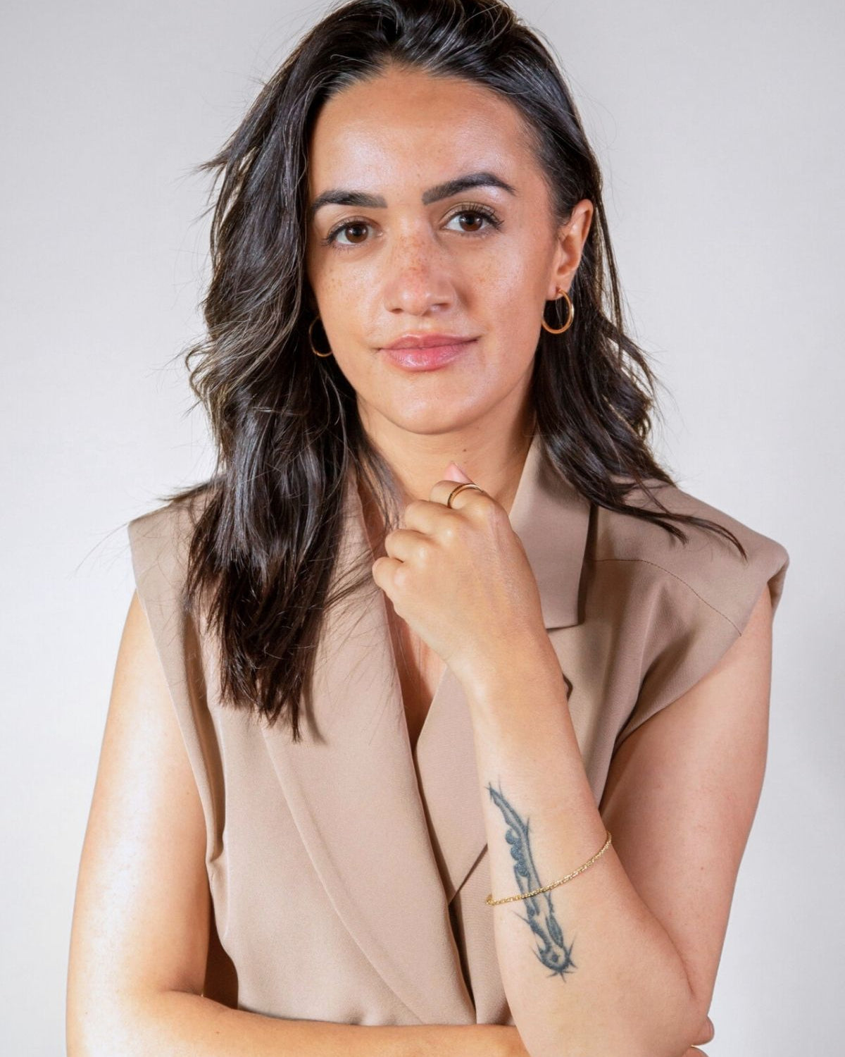 model wears 20mm 9ct solid gold hoop earrings