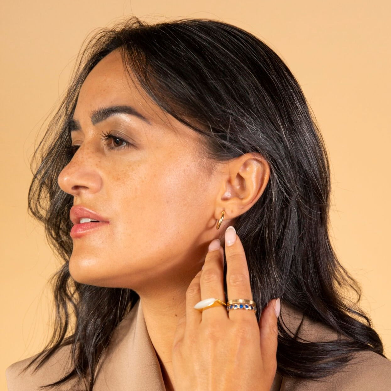 model-wears-9ct-solid-gold-curved-15mm-hoop-earrings-claire-hill-designs