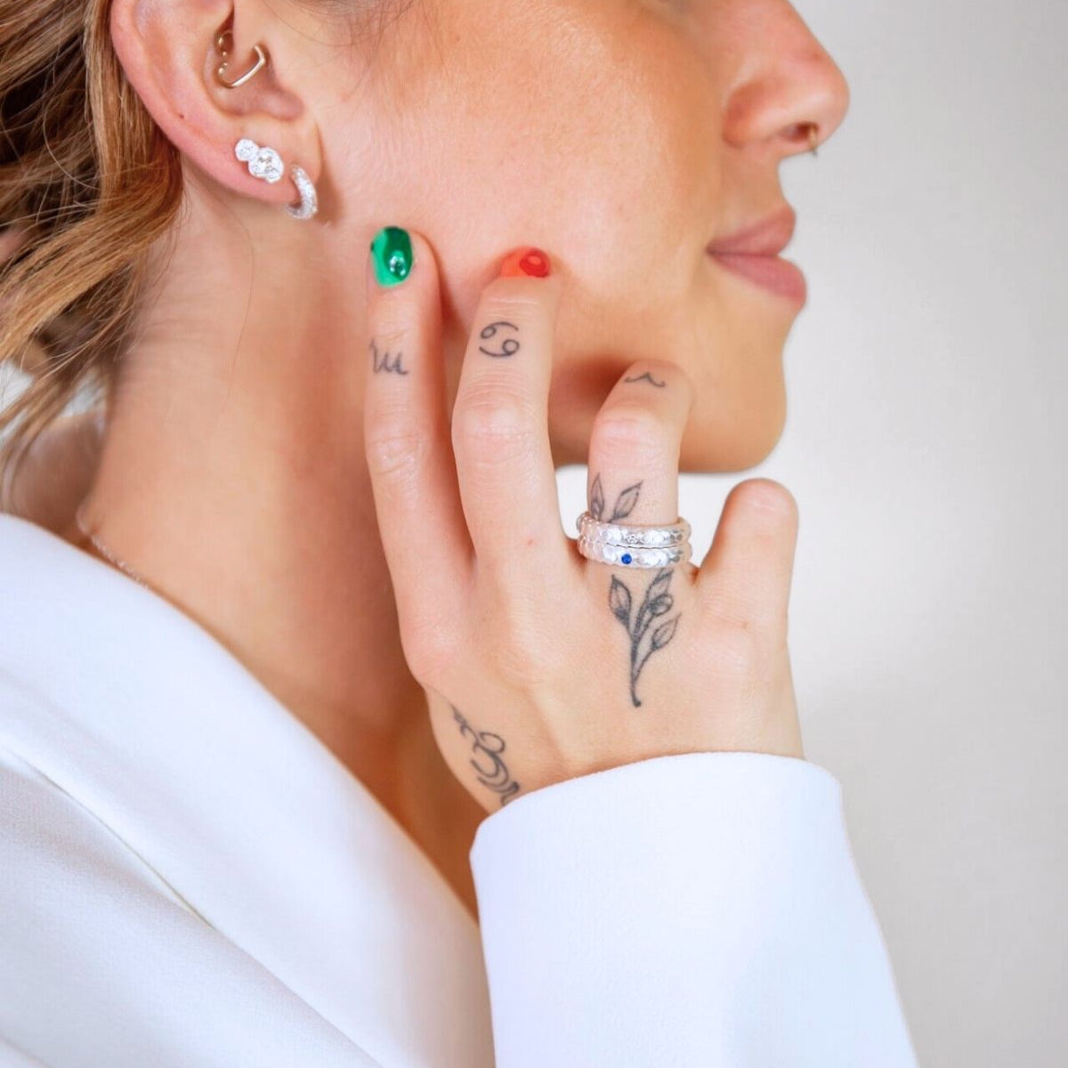  model wears art deco silver ring in lapis lazuli and lab grown diamond