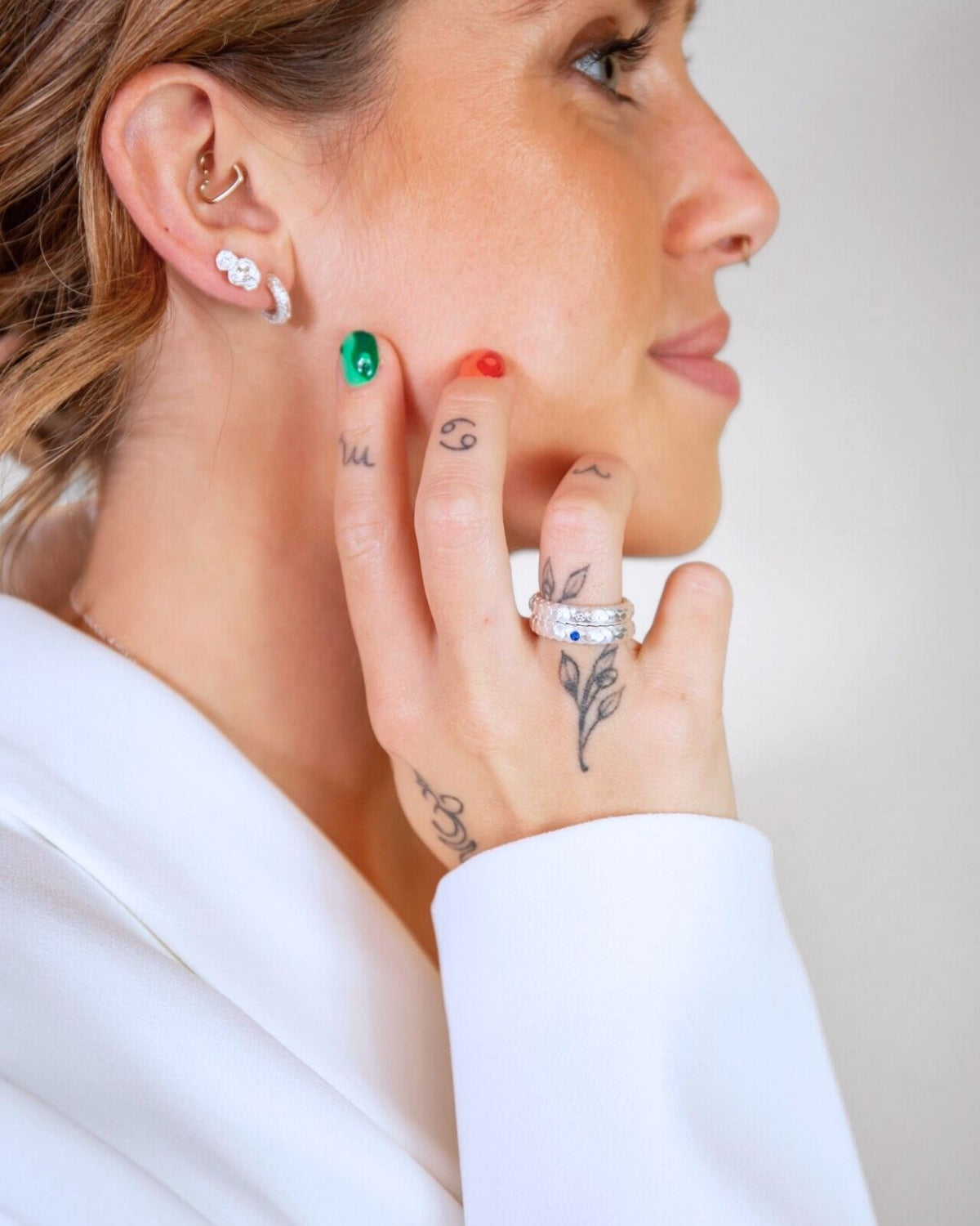  model wears art deco silver ring in lapis lazuli and lab grown diamond