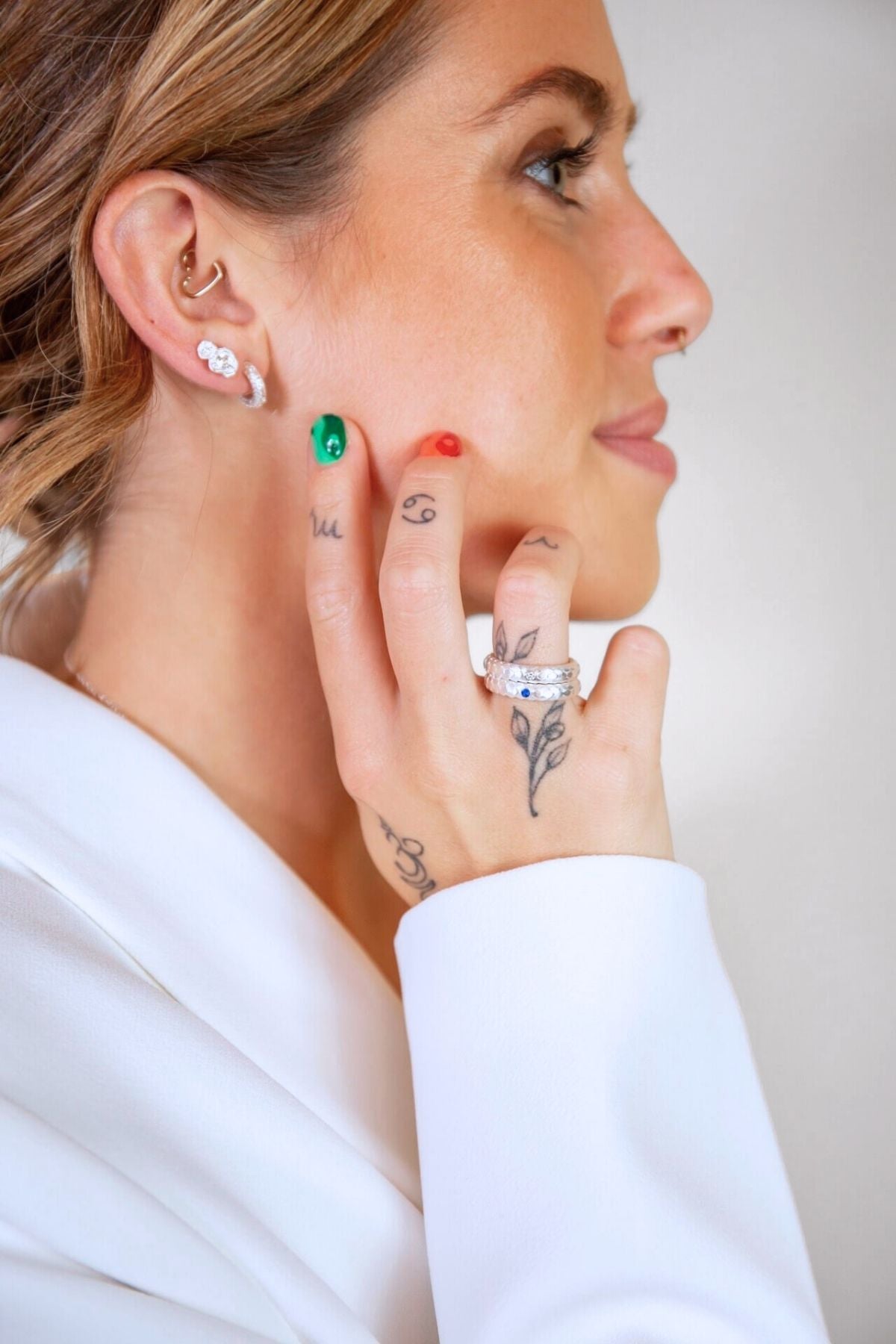  model wears art deco silver ring in lapis lazuli and lab grown diamond