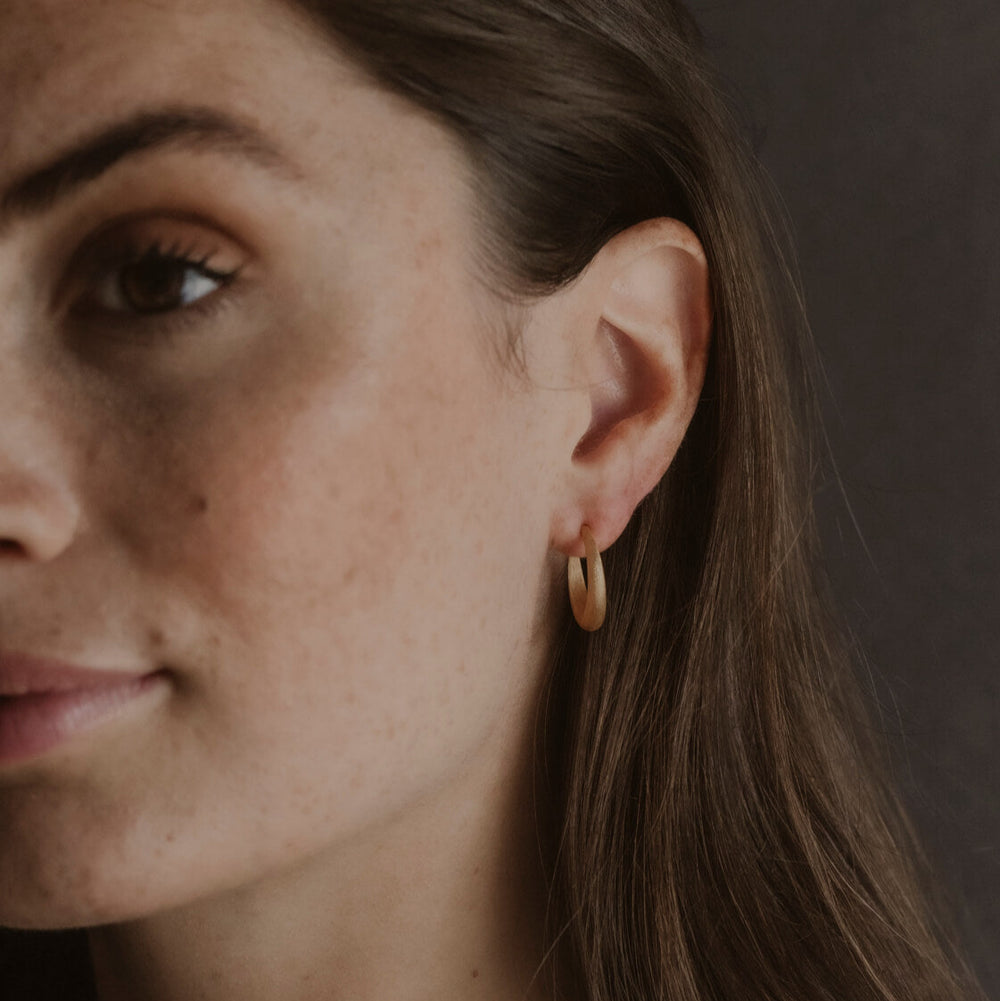 model wears medium gold vermeil hoop earrings 