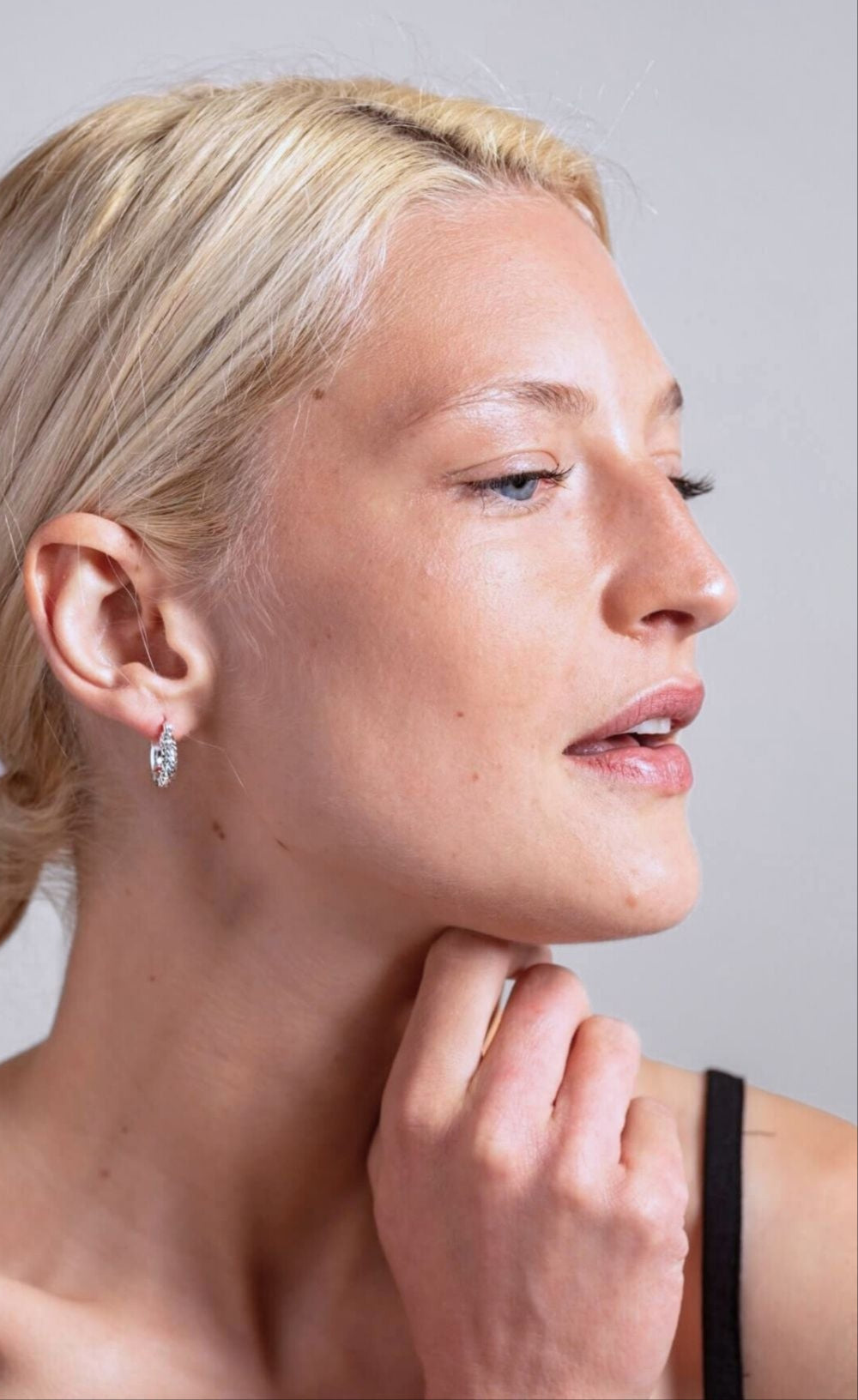 model wears silver diamond cut chunky hoop earrings 