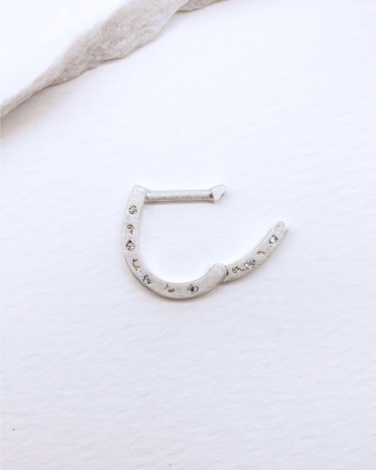 Sparkly Silver Horseshoe Connector open
