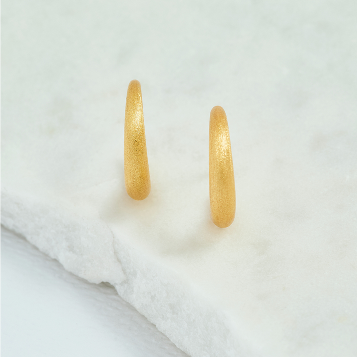 Brushed Medium Tapered Hoop Earrings (20mm)